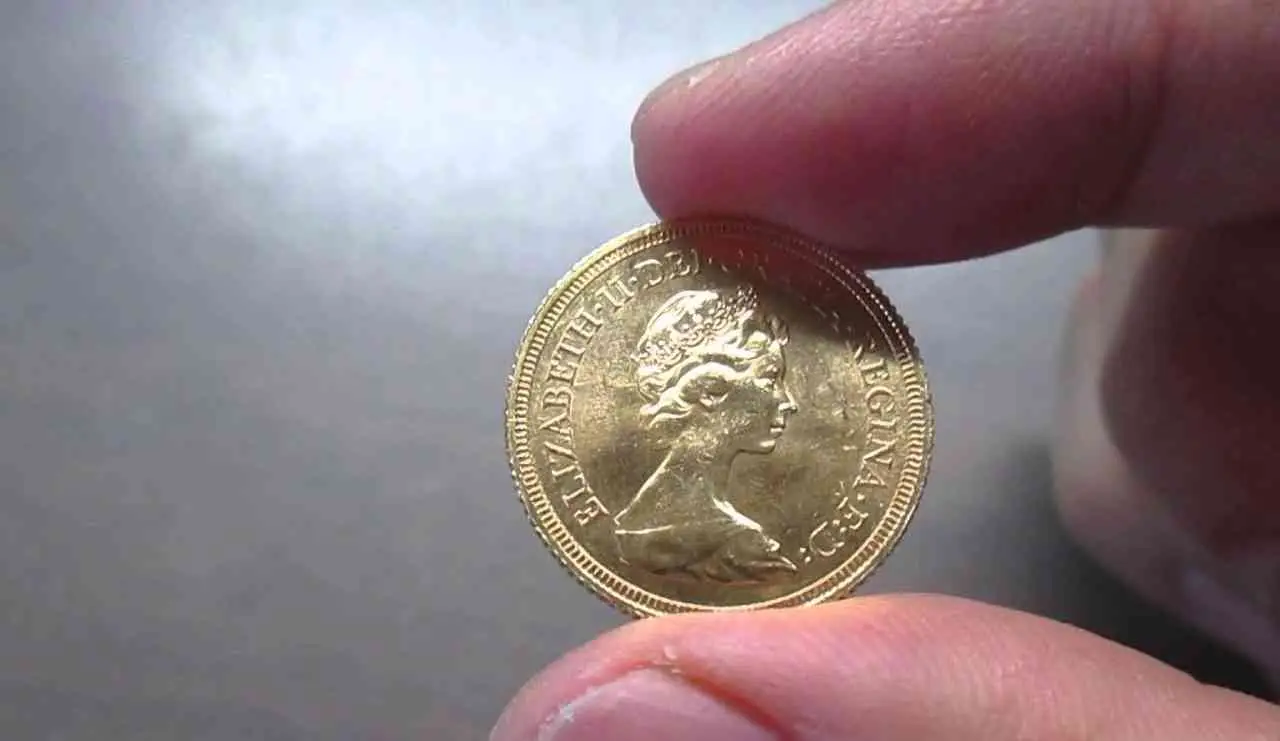 Se avessi comprato sterline d’oro negli anni ’70: ecco quanto varrebbero oggi
