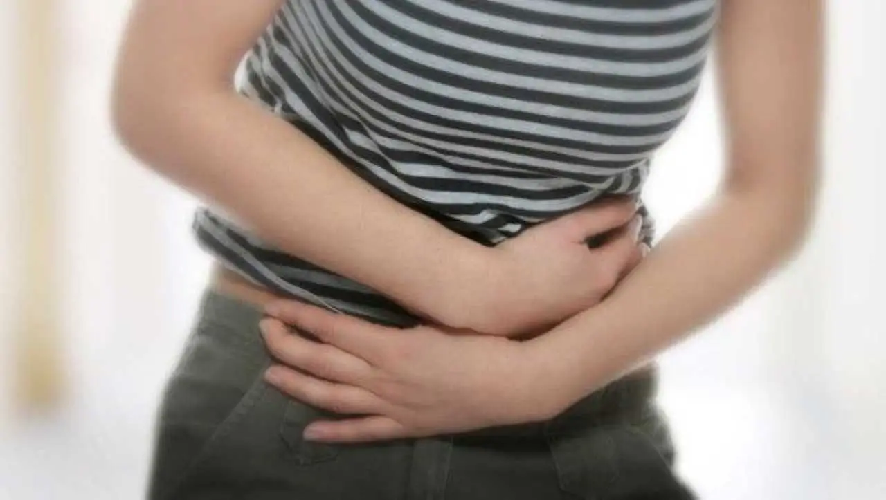 Dolori addominali e gonfiore cronico? Ecco cosa succede davvero nel tuo piccolo intestino