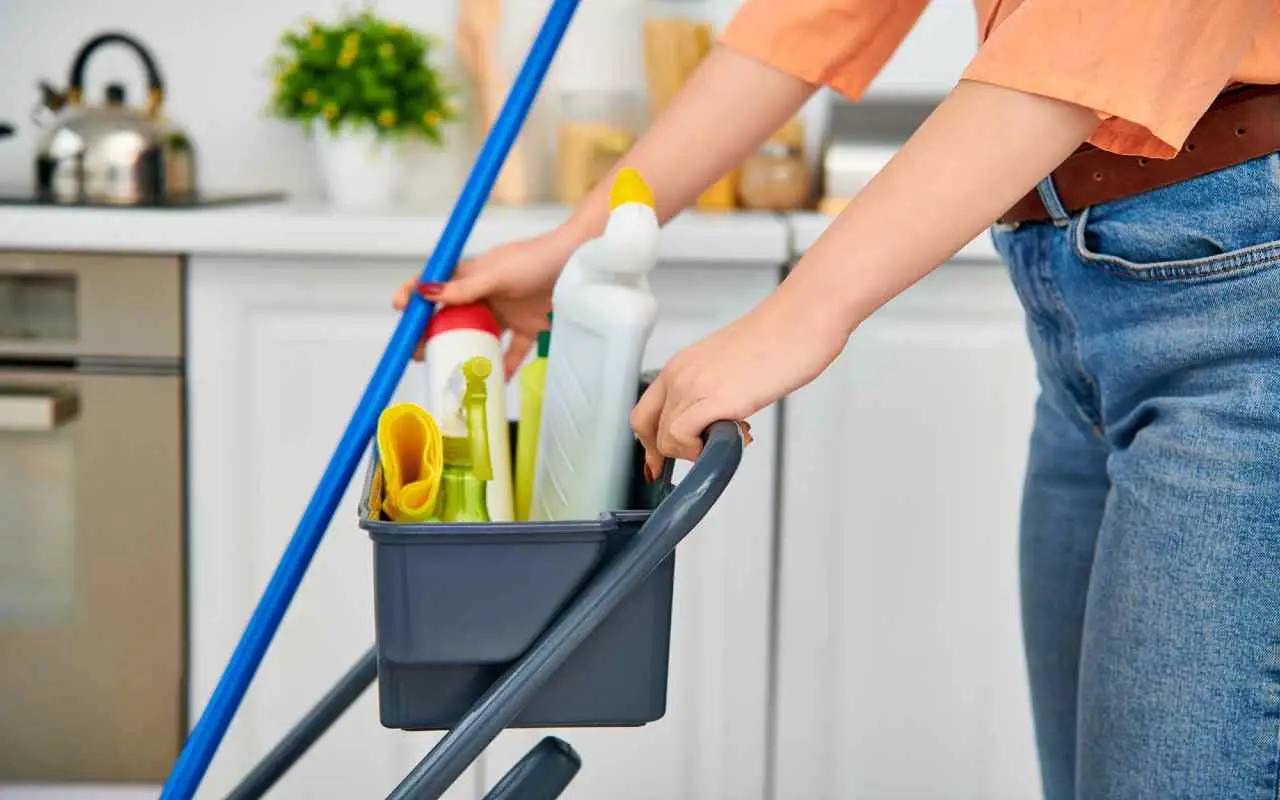Pensi che l’addetto alle pulizie debba fare tutto? Ecco cosa prevede davvero il suo contratto